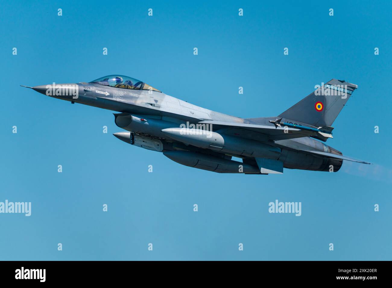 Un F-16 dell'Aeronautica militare rumena che combatte Falcon in una mostra aerea alla RAF Fairford Foto Stock