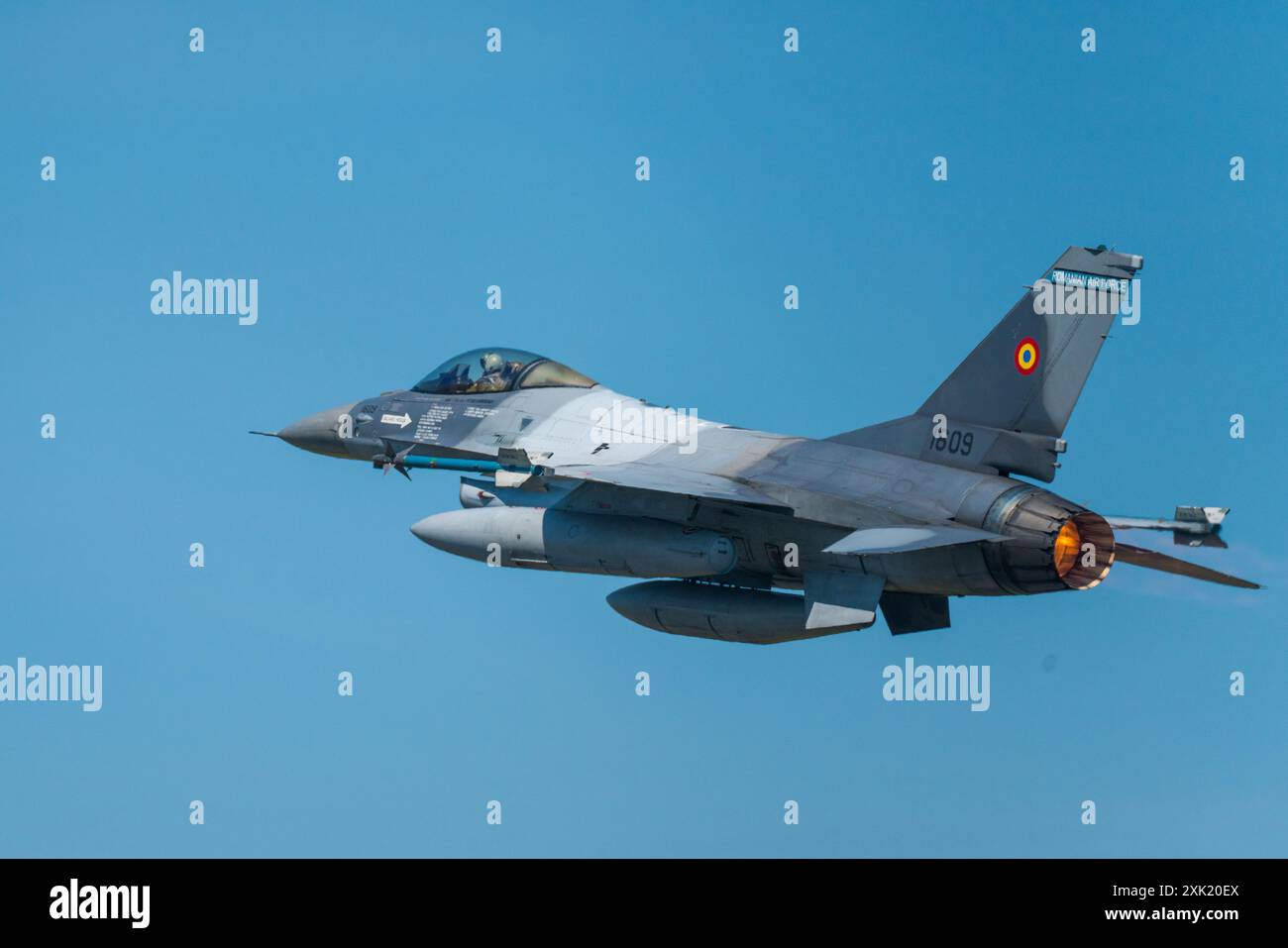 Un F-16 dell'Aeronautica militare rumena che combatte Falcon in una mostra aerea alla RAF Fairford Foto Stock