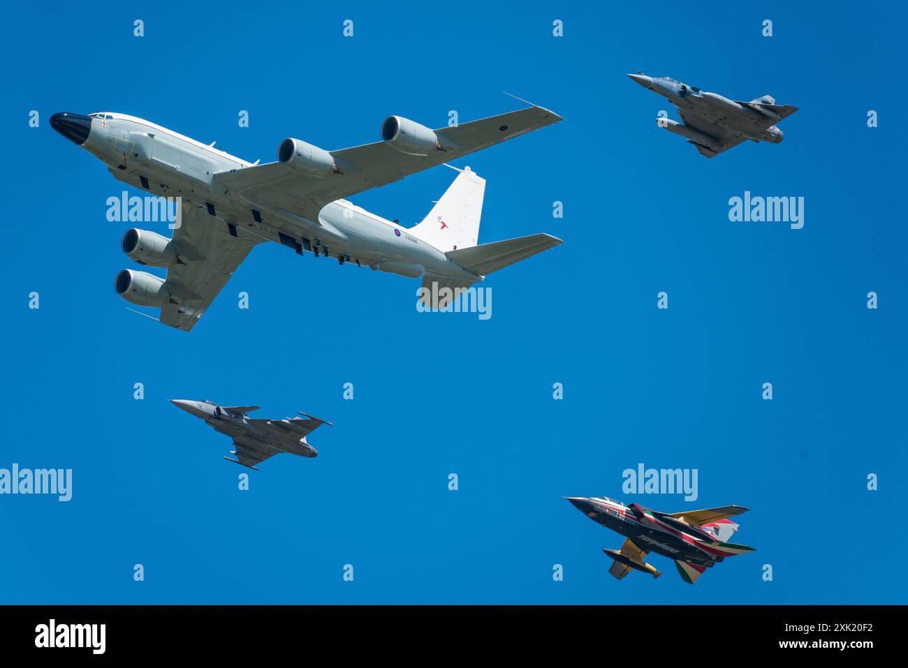 Un flypast che celebra i 75 anni della NATO durante l'esposizione aerea RIAT alla RAF Fairford, 2024. Foto Stock