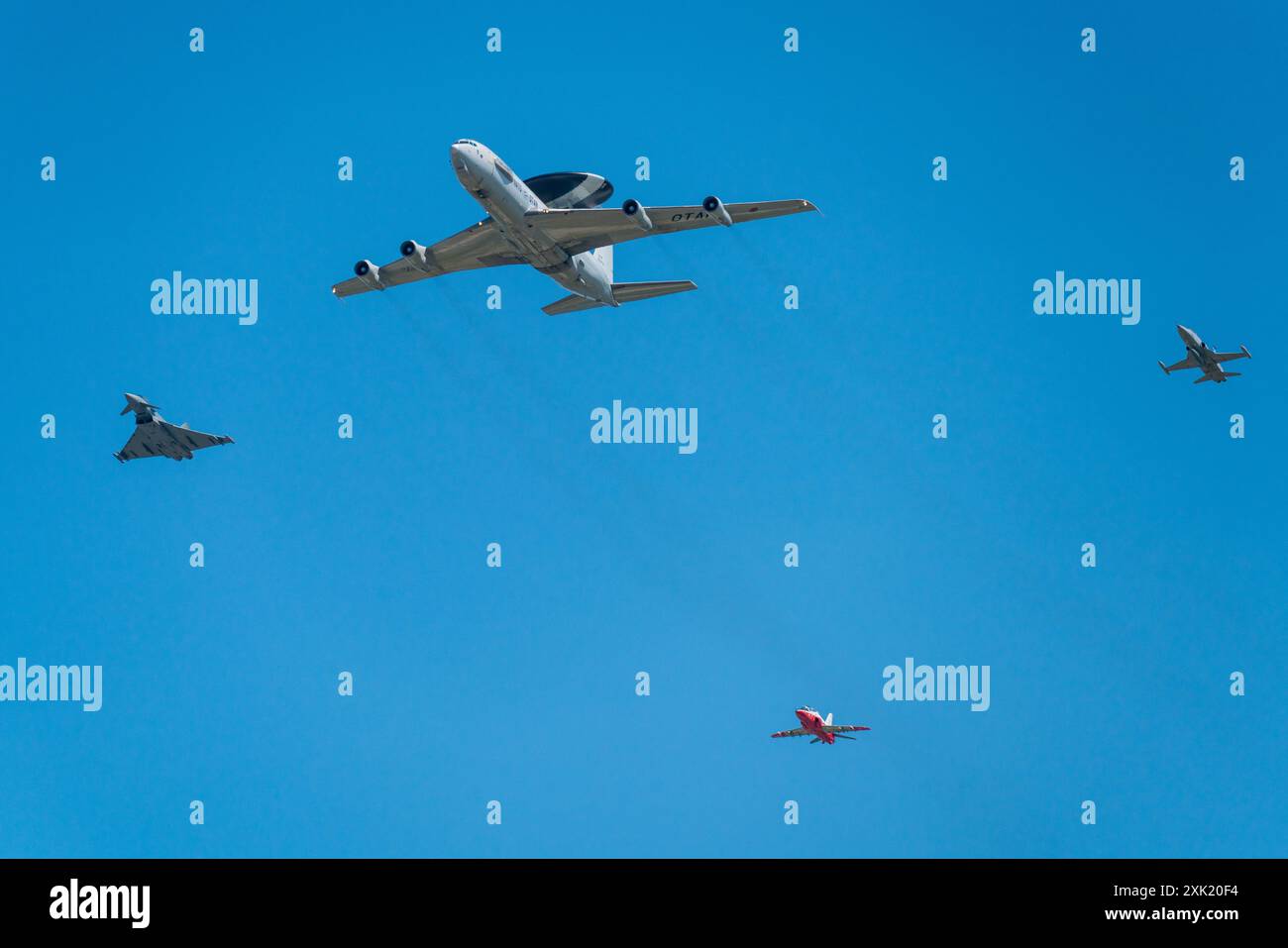 Un flypast che celebra i 75 anni della NATO durante l'esposizione aerea RIAT alla RAF Fairford, 2024 Foto Stock