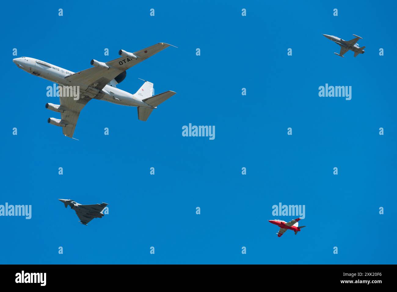 Un flypast che celebra i 75 anni della NATO durante l'esposizione aerea RIAT alla RAF Fairford, 2024 Foto Stock