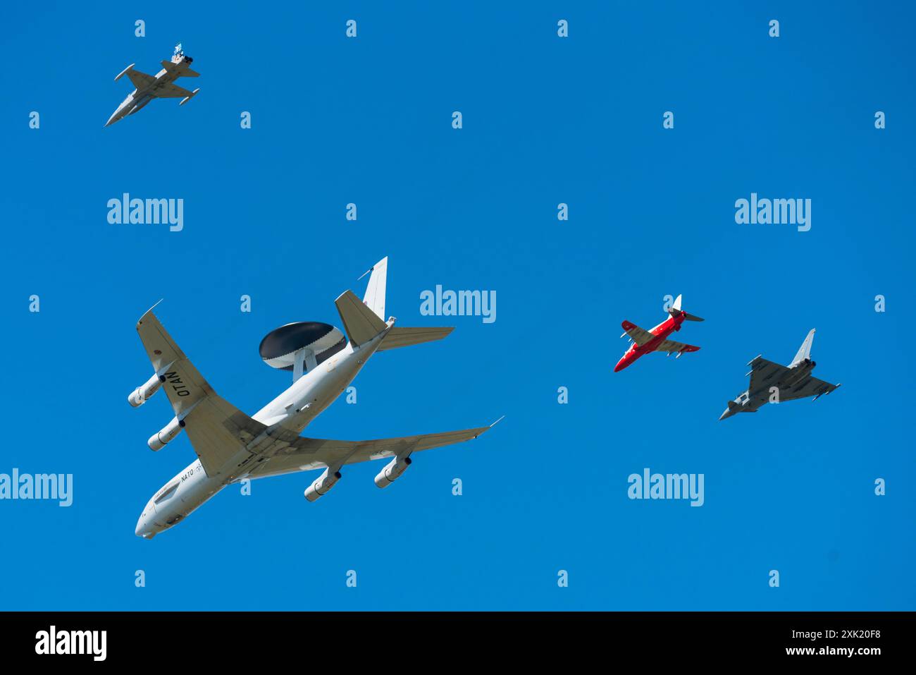 Un flypast che celebra i 75 anni della NATO durante l'esposizione aerea RIAT alla RAF Fairford, 2024 Foto Stock