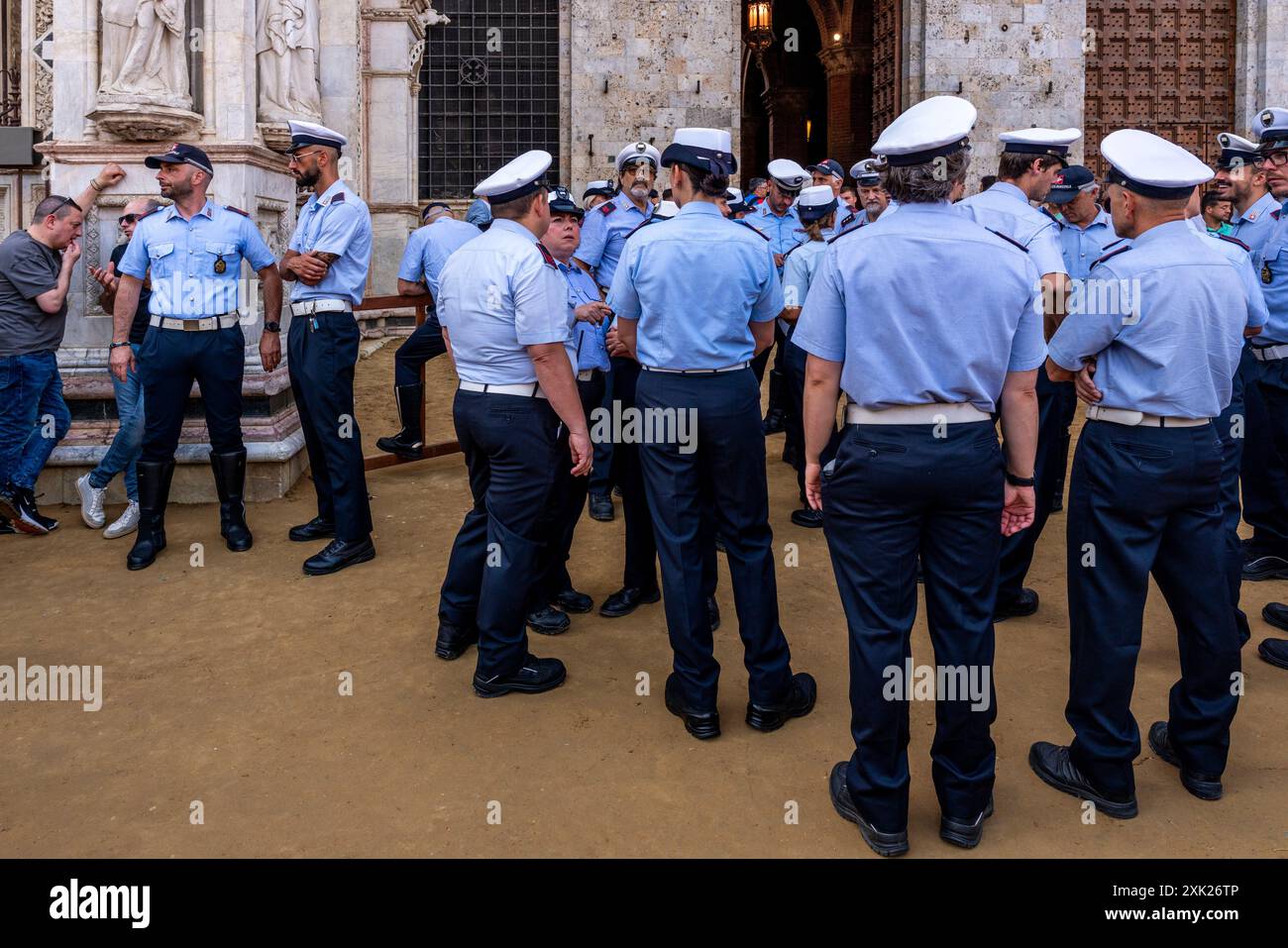 La polizia italiana si riunisce in Piazza del campo il primo giorno del Palio, Siena, Italia. Foto Stock