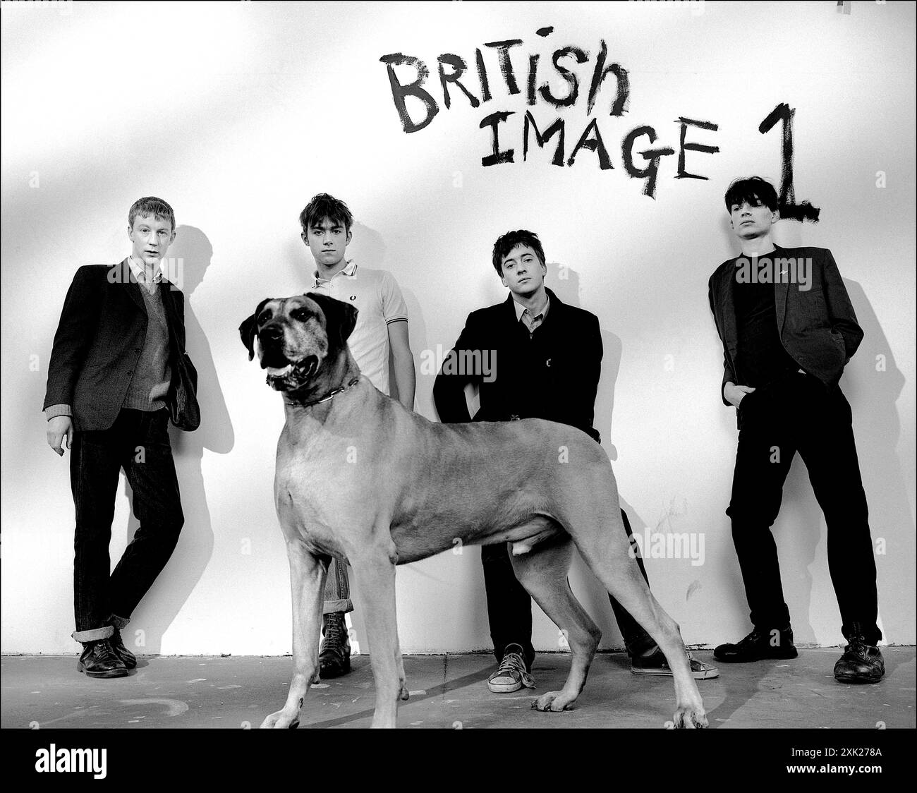 Blur Britpop band con Damon Albarn, Alex James, Dave Rowntree & Graham Coxon e un grande cane danese. Immagini di stampa e marketing, tra cui British Image No.1 e No.2. 1993 Foto Stock