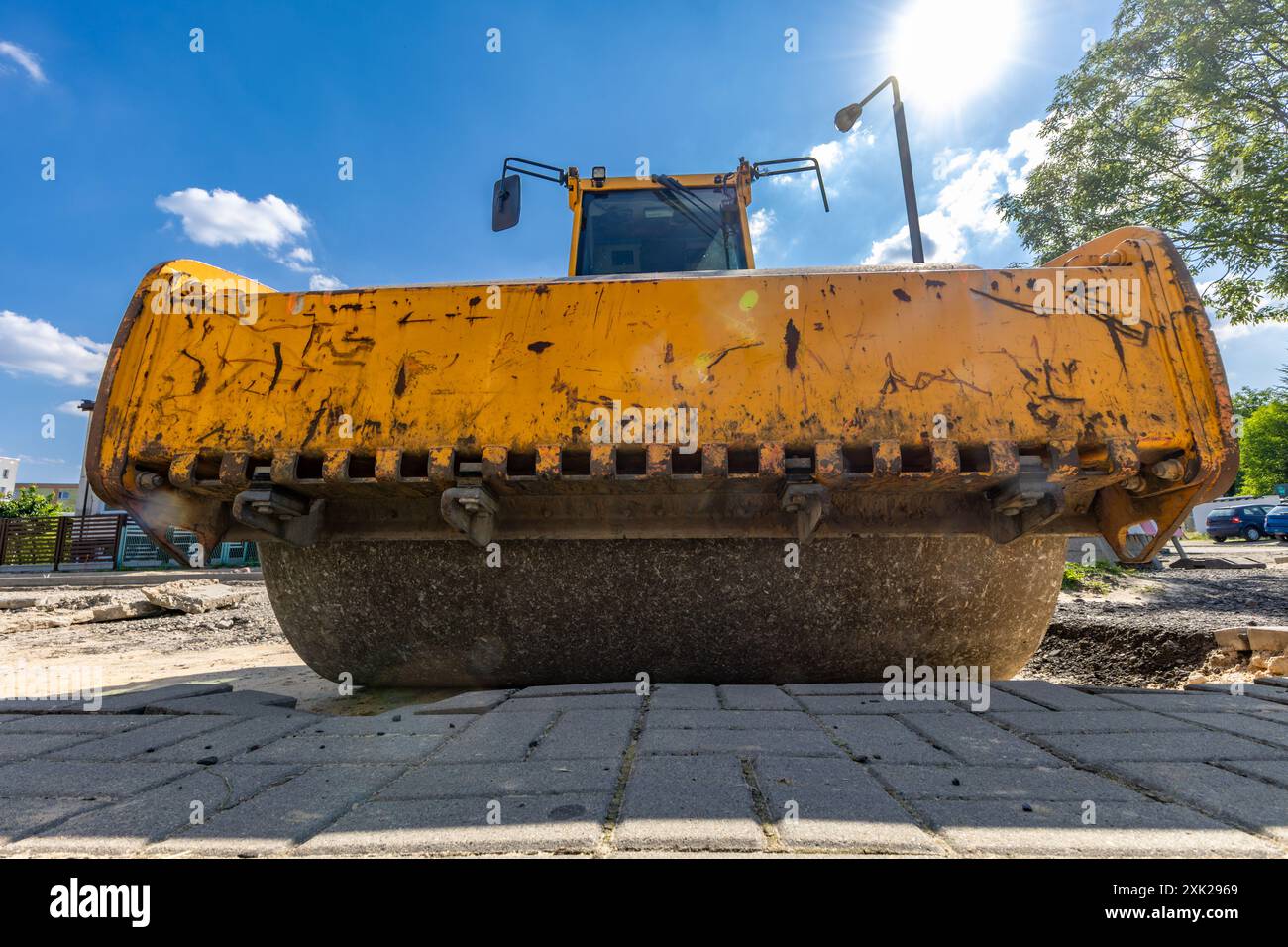 Rullo per macchine da costruzione pesanti durante lavori di costruzione di strade Foto Stock