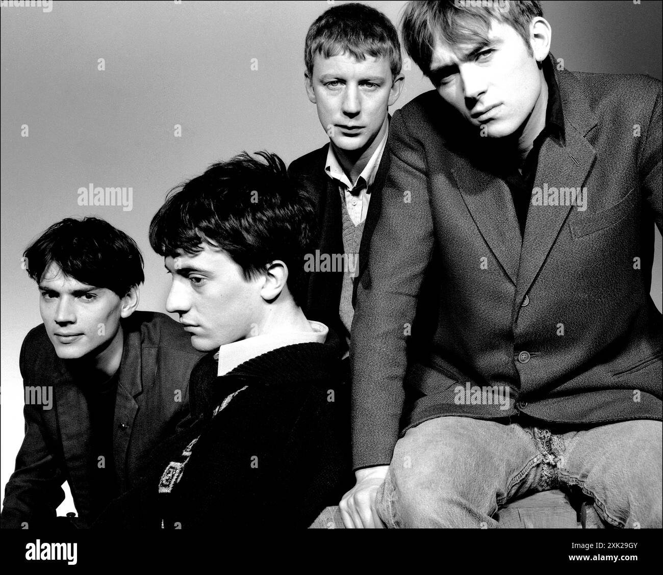 Blur Britpop band con Damon Albarn, Alex James, Dave Rowntree & Graham Coxon e un grande cane danese. Immagini di stampa e marketing, tra cui British Image No.1 e No.2. 1993 Foto Stock