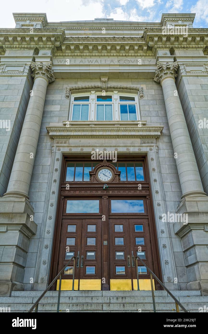 L'ingresso principale al tribunale della contea di Walla Walla a Walla, Washington, USA Foto Stock