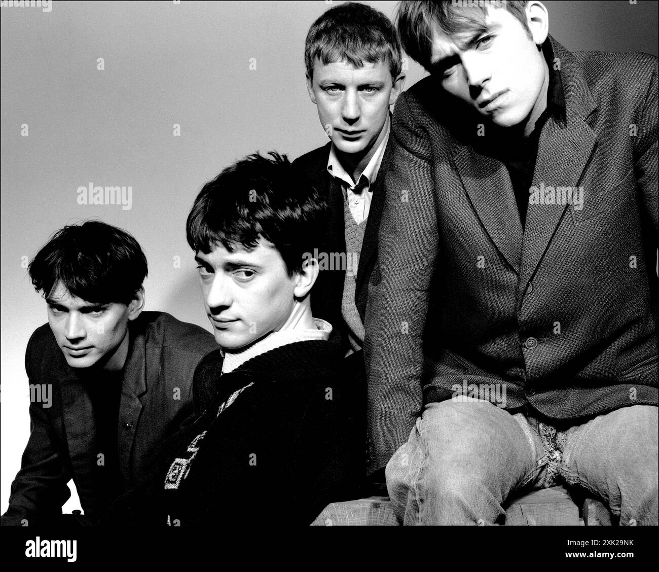 Blur Britpop band con Damon Albarn, Alex James, Dave Rowntree & Graham Coxon e un grande cane danese. Immagini di stampa e marketing, tra cui British Image No.1 e No.2. 1993 Foto Stock