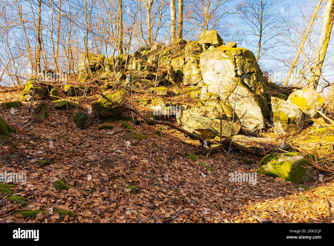 Poche piccole e gigantesche formazioni rocciose accanto al sentiero di montagna durante il giorno di sole in inverno Foto Stock