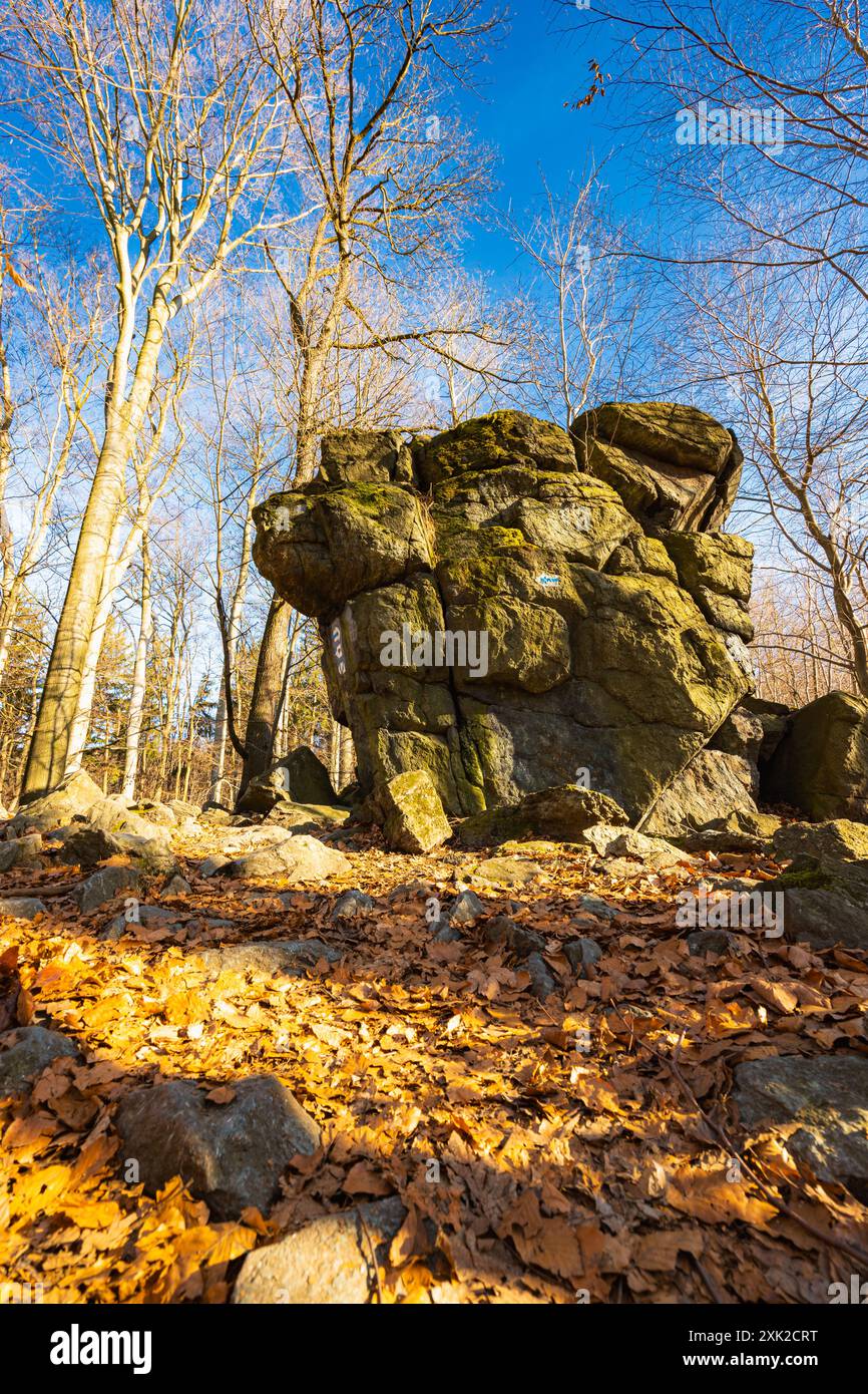 Poche piccole e gigantesche formazioni rocciose accanto al sentiero di montagna durante il giorno di sole in inverno Foto Stock
