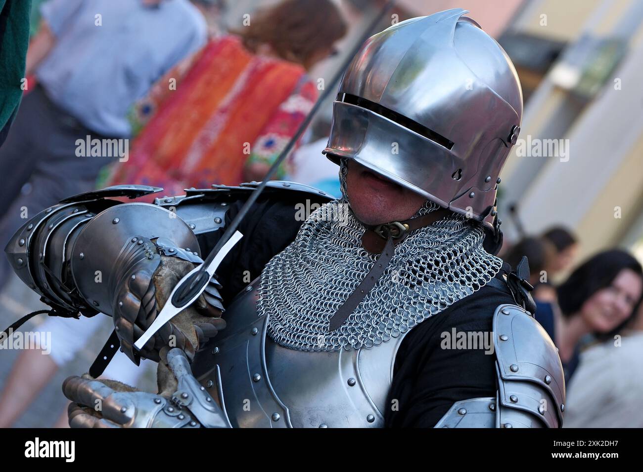 Plattling, Germania. 20 luglio 2024. Un reattore in costume durante il terzo giorno, sabato al Nibelungenmarkt di Plattling. Ogni due anni, Plattling e i suoi visitatori si immergono nel Medioevo. La piazza della città è trasformata in un grande mercato medievale, è un palcoscenico per musicisti, cantanti, ballerini e giocolieri e vi invita a godervi e soffermarvi. I vari campi medievali dei club di Plattlingen garantiscono il vostro benessere fisico. Crediti: Rob Gray/Alamy Live News Foto Stock