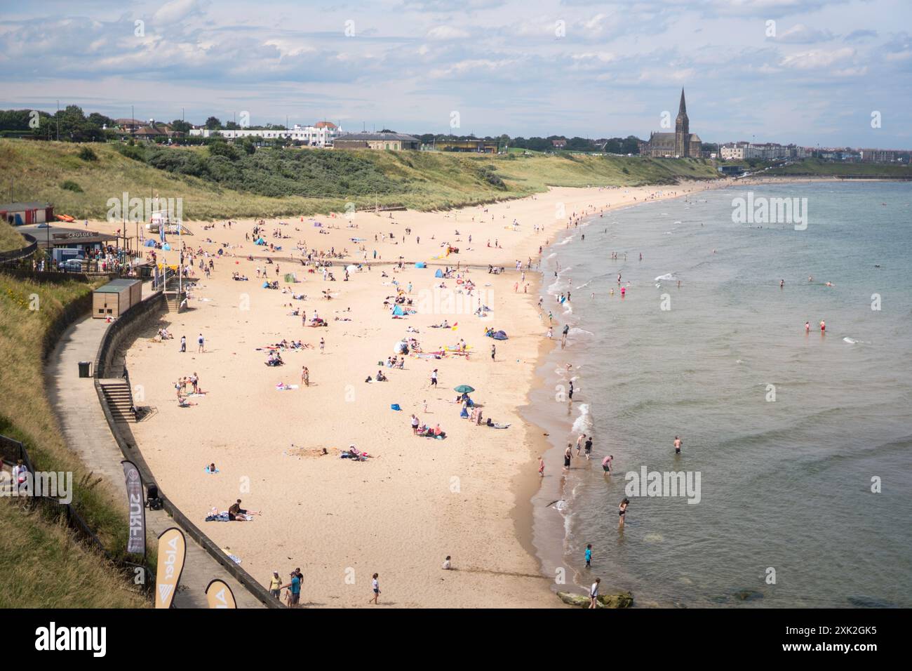 Meteo nel Regno Unito 19 luglio 2024 persone che godono del sole estivo, Tynemouth Longsands Beach, Inghilterra, Regno Unito Foto Stock