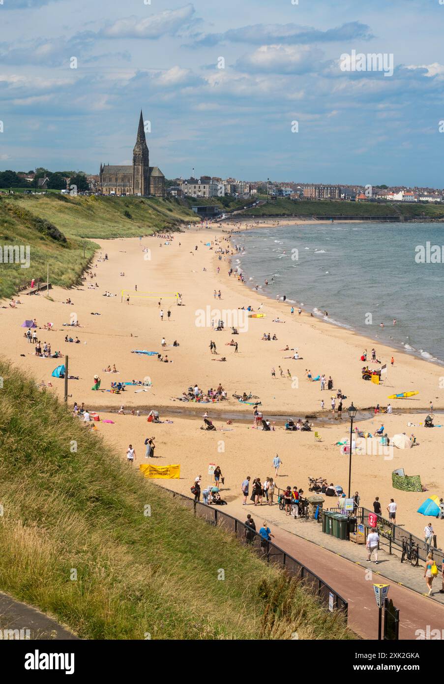 Meteo nel Regno Unito 19 luglio 2024 persone che godono del sole estivo, Tynemouth Longsands Beach, Inghilterra, Regno Unito Foto Stock