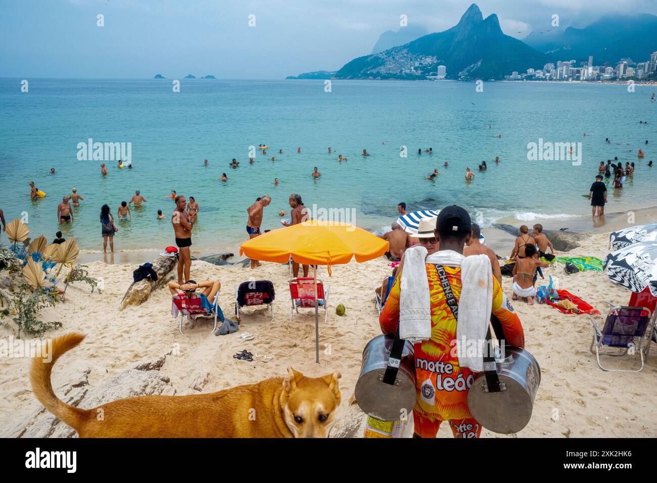 Matte Leao venditore di tè matte a Arpoador Beach, Rio de Janeiro, Brasile - Matte Leao è un marchio brasiliano molto popolare dagli anni '1950 - ora di proprietà della Coca-Cola Company - il tè freddo fatto in casa viene venduto dai venditori ambulanti in tamburi sulle spiagge di Rio de Janeiro. Foto Stock