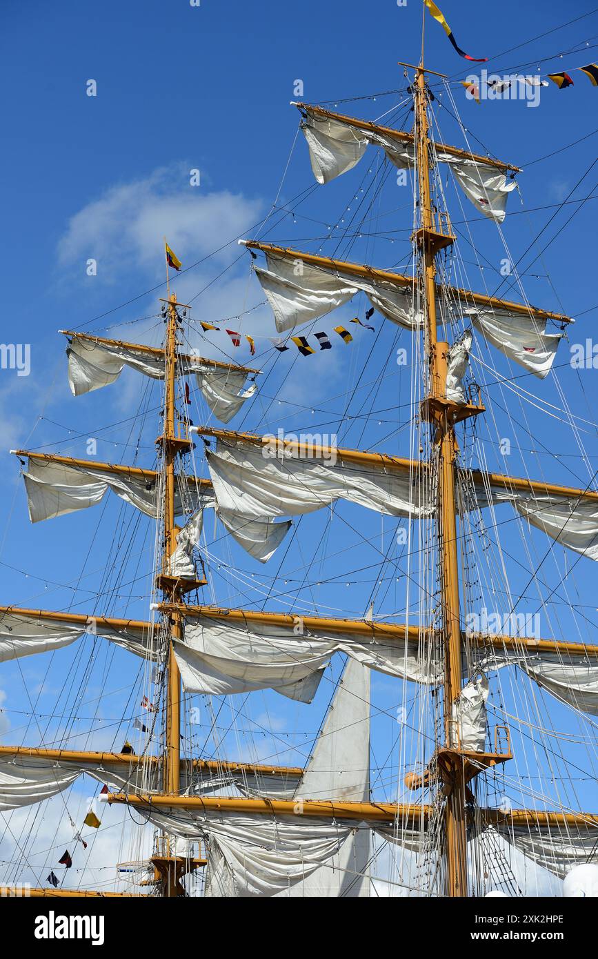 Una vista ravvicinata dettagliata delle intricate attrezzature, dei montanti e delle vele di un veliero. L'immagine cattura una complessa rete di corde, pulegge e linee Foto Stock