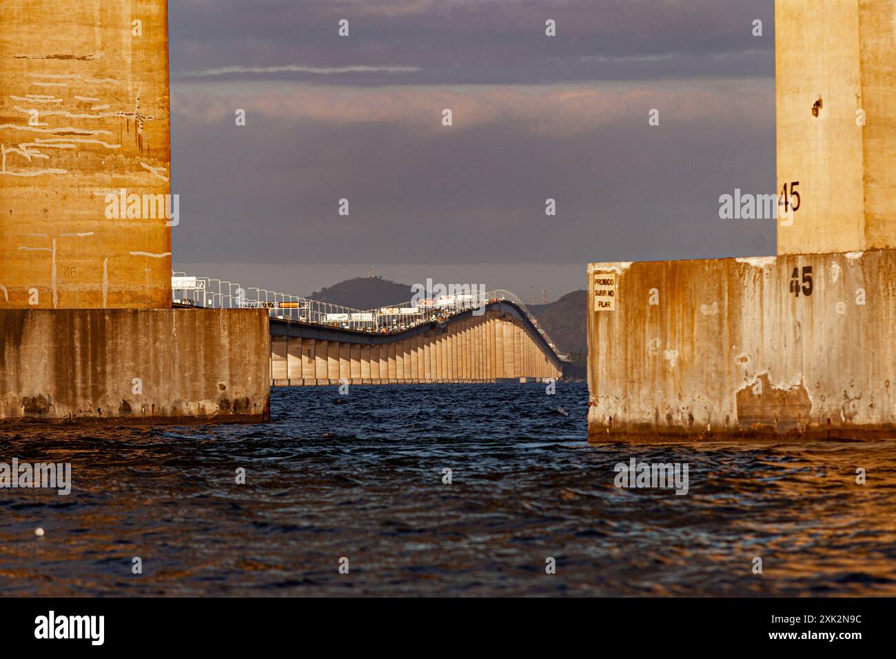 Pilastri del ponte Rio-Niteroi nella baia di Guanabara, Rio de Janeiro, Brasile. Foto Stock