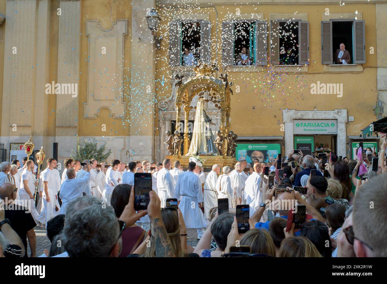 Roma, Italia. 20 luglio 2024. La Madonna del Carmine, detta anche Madonna Fiumarola, è portata in processione per le vie di Trastevere in occasione della Festa de Noantri (celebrazione del resto di noi) a Roma. (Credit Image: © Marcello Valeri/ZUMA Press Wire) SOLO PER USO EDITORIALE! Non per USO commerciale! Foto Stock