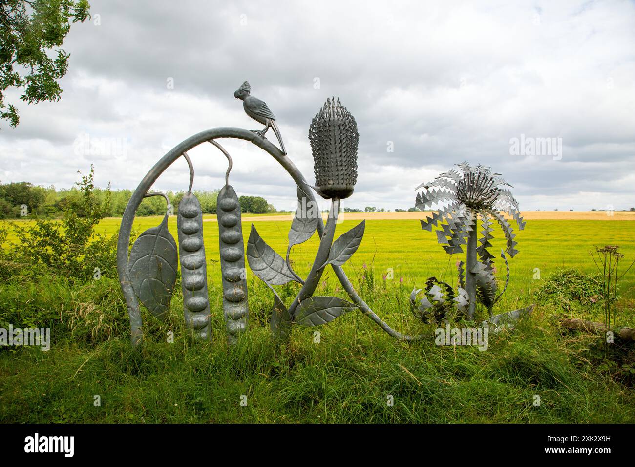 Sculture in acciaio lungo il sentiero a lunga distanza Viking Way vicino alla città di Woodhall Spa Inghilterra Regno Unito nel Lincolnshire Foto Stock