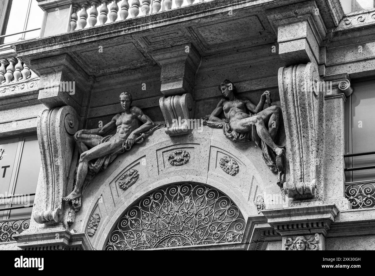 Dettaglio dell'ingresso di Casa Casati Magni, palazzo storico in via Dante, con un paio di sculture, allegorie della Medicina e dell'industria, Milano, Italia Foto Stock