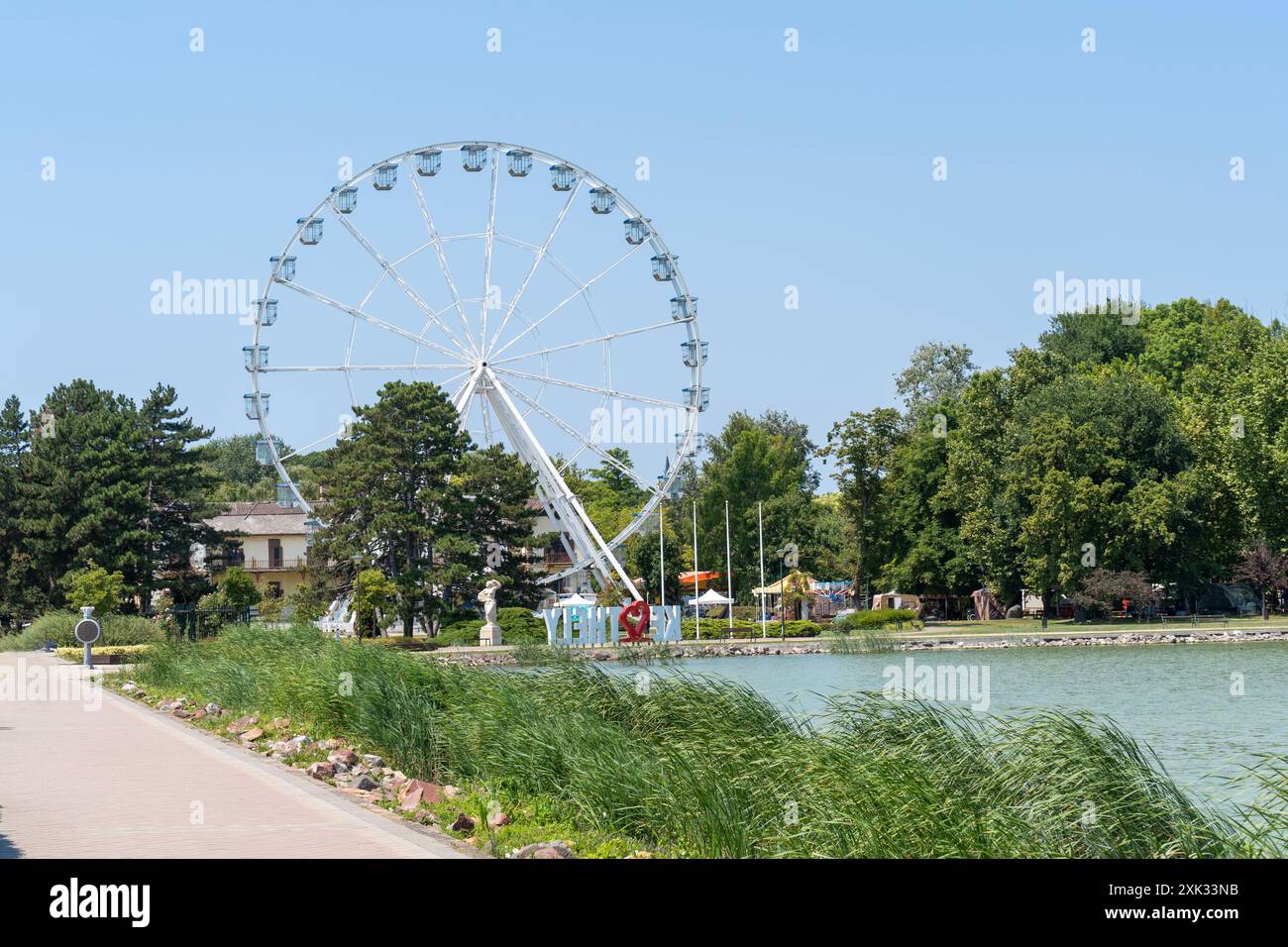 Una ruota panoramica vuota in un porto sul lago Balaton a Keszthely Foto Stock