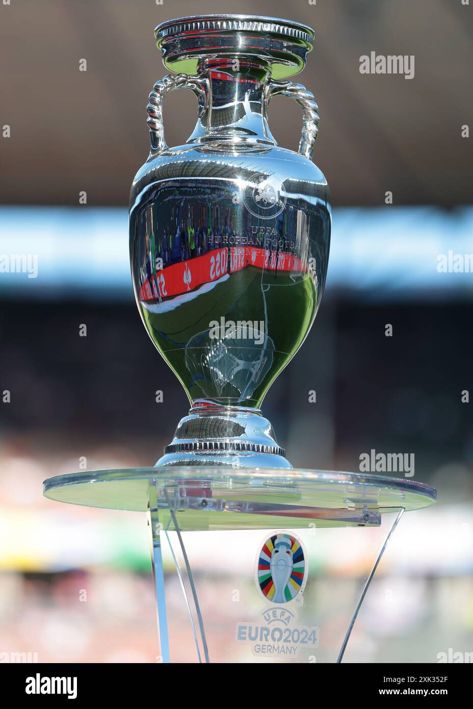 Berlino, Germania. 14 luglio 2024. La Henri Delaunay Cup è esposta sul suo piedistallo prima del calcio d'inizio nella finale dei Campionati europei UEFA all'Olympiastadion di Berlino. Foto: Jonathan Moscrop/Sportimage Credit: Sportimage Ltd/Alamy Live News Foto Stock