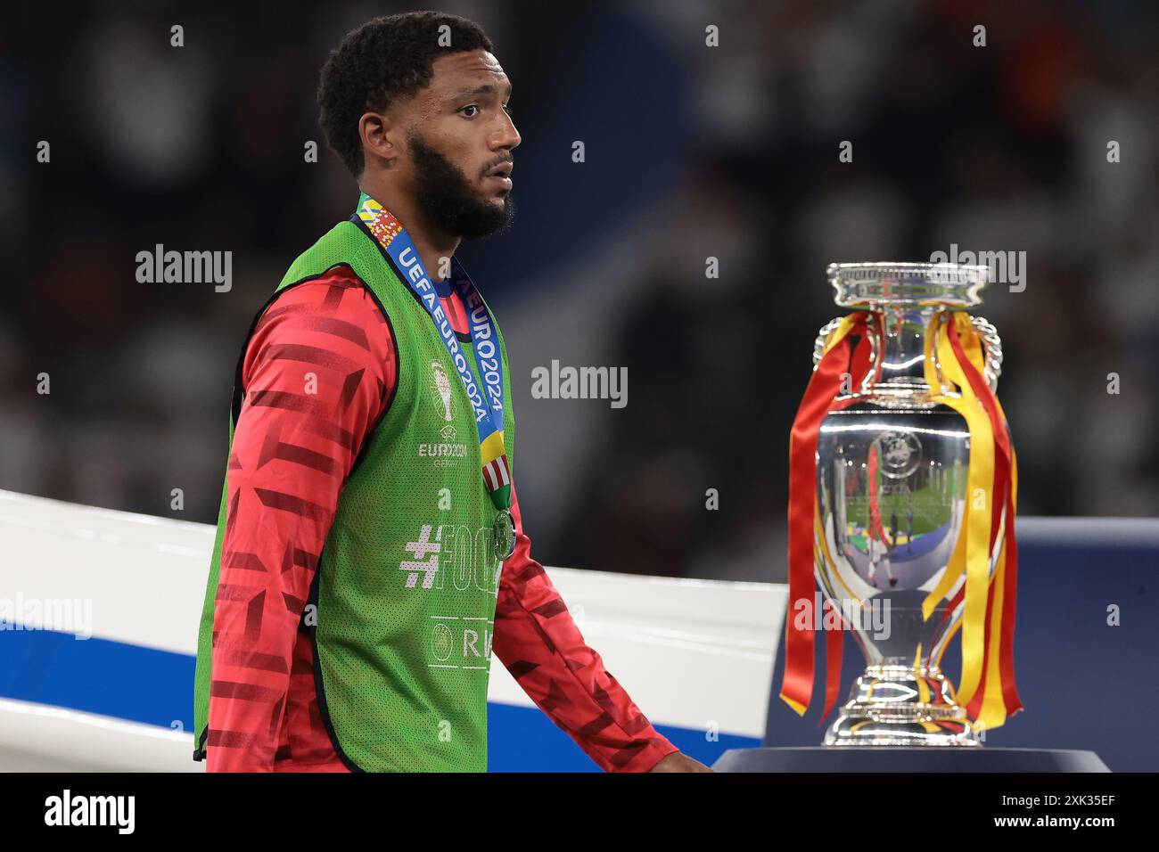 Berlino, Germania, 14 luglio 2024. Joe Gomez, l'Inghilterra, reagisce mentre passa davanti alla Henri Delaunay Cup dopo la sconfitta del 2-1 nella finale dei Campionati europei di calcio all'Olympiastadion di Berlino. Immagine: Jonathan Moscrop / Sportimage Foto Stock