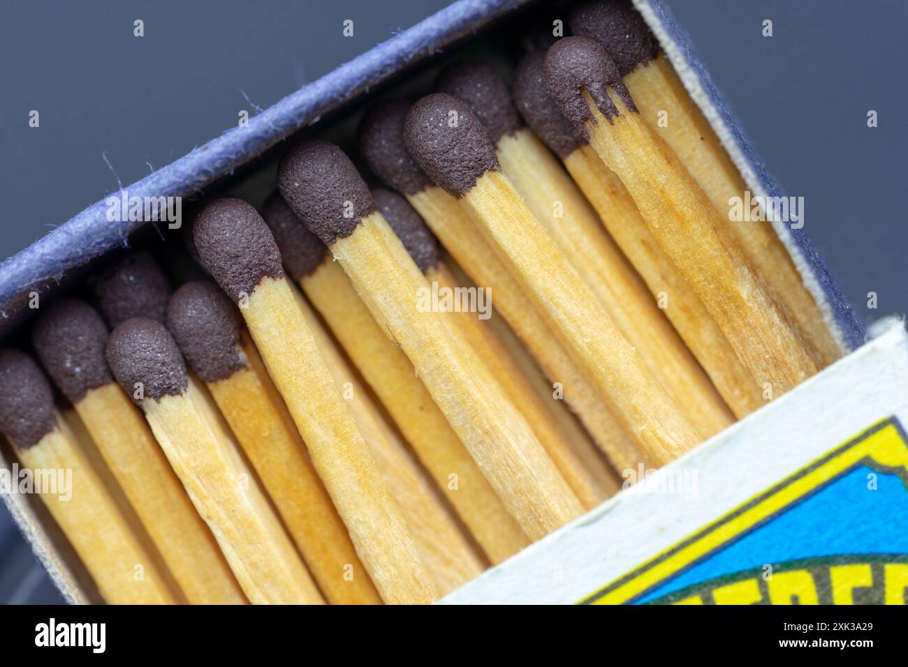Il set di legno si abbina alla testa o al materiale infiammabile marrone. Foto Stock