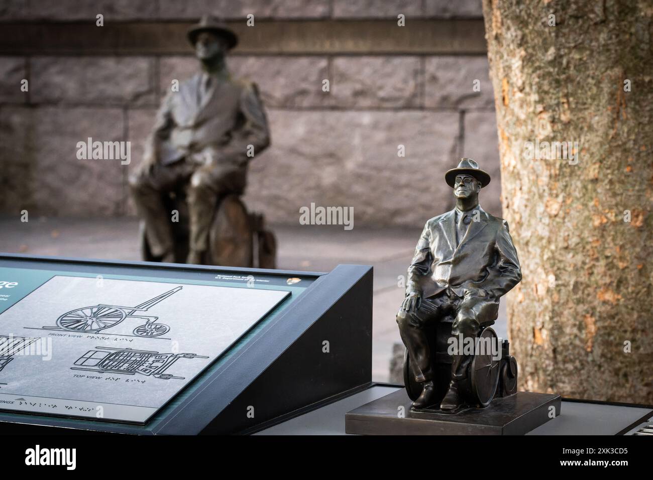 FDR Memorial Franklin Roosevelt Statue Washington DC // WASHINGTON DC — Un modello in scala (in primo piano) e il prodotto finito (sfondo) di una scultura del presidente Franklin D. Roosevelt seduta sulla sua sedia a rotelle. La statua fa parte del FDR Memorial sulle rive del bacino delle maree a Washington DC. Foto Stock