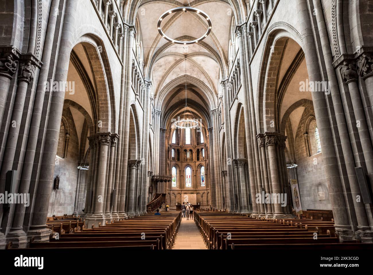 GINEVRA, Svizzera: Lo splendido edificio architettonico della Cattedrale di Saint Pierre, annidato nel cuore della città vecchia di Ginevra. Notevole per il suo mix di stili architettonici grazie al suo lungo periodo di costruzione che si estende per diversi secoli, è un simbolo significativo della ricca storia religiosa della città. Questa fu anche la chiesa adottiva di Giovanni Calvino, uno dei leader della riforma protestante, che ne segnò ulteriormente il significato storico e religioso. Foto Stock