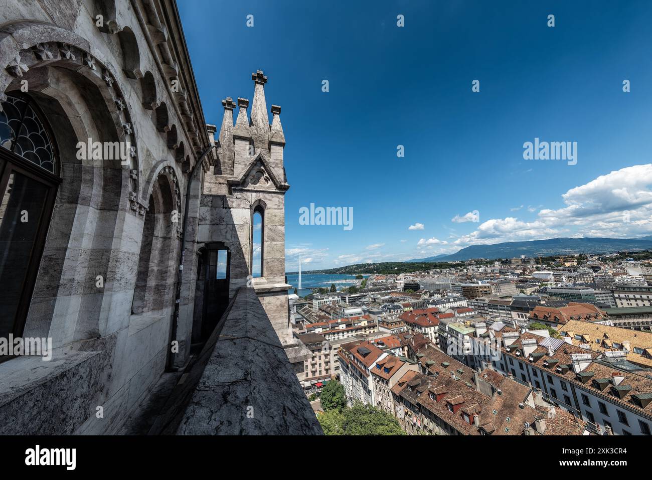 GINEVRA, Svizzera: Lo splendido edificio architettonico della Cattedrale di Saint Pierre, annidato nel cuore della città vecchia di Ginevra. Notevole per il suo mix di stili architettonici grazie al suo lungo periodo di costruzione che si estende per diversi secoli, è un simbolo significativo della ricca storia religiosa della città. Questa fu anche la chiesa adottiva di Giovanni Calvino, uno dei leader della riforma protestante, che ne segnò ulteriormente il significato storico e religioso. Foto Stock