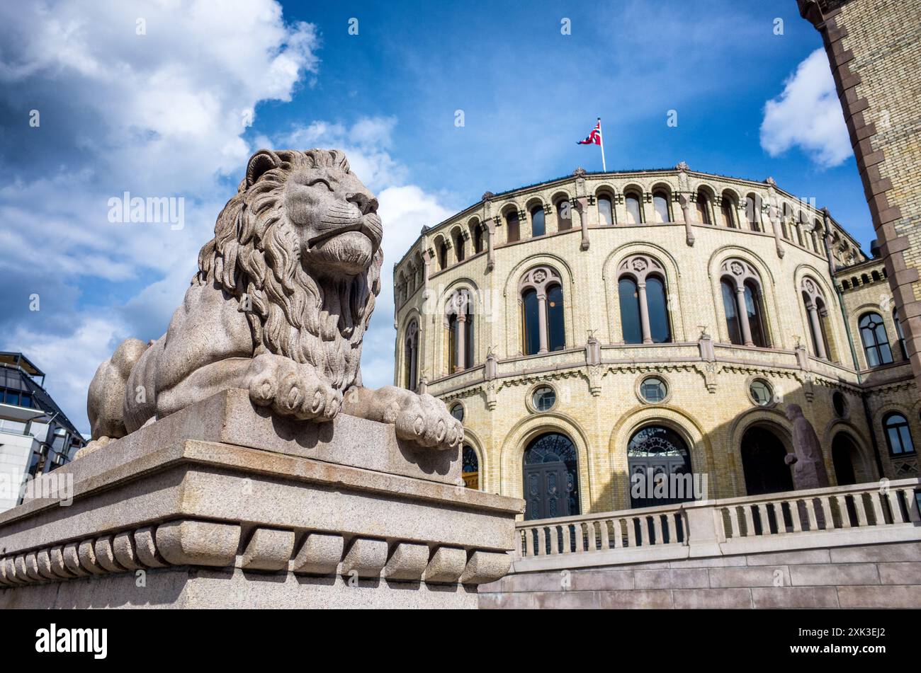 OSLO, Norvegia — l'edificio Storting, sede del Parlamento norvegese, si erge come un simbolo di governo democratico e di eleganza architettonica nel cuore di Oslo. Foto Stock