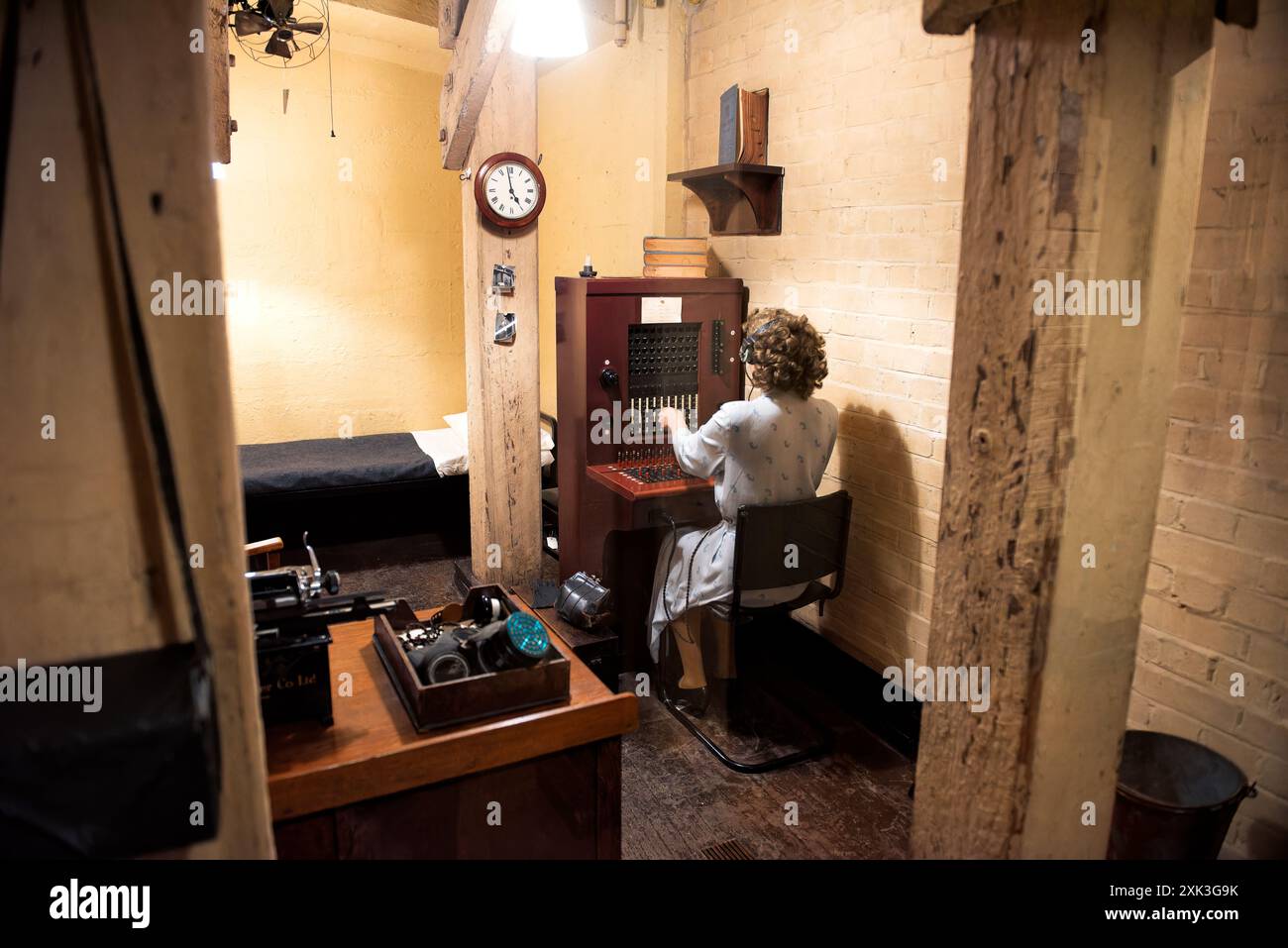 Churchill War Rooms Cabinet War Room Londra Regno Unito | LONDRA, Regno Unito — All'interno degli storici Churchill War Rooms, il complesso sotterraneo che fungeva da centro di comando del governo britannico durante la Seconda Guerra Mondiale, mostrando il Cabinet War Room e la Map Room conservati nelle loro condizioni originali. Foto Stock