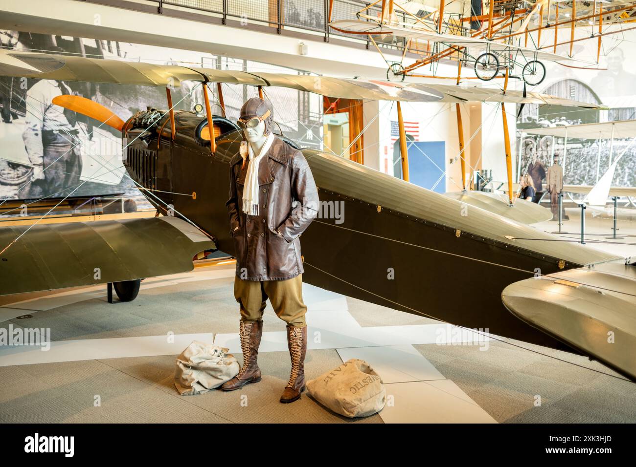 US Postal Aviation Exhibit College Park Maryland // COLLEGE PARK, Maryland, Stati Uniti — la US Postal Aviation Exhibit presso il College Park Aviation Museum mostra i primi giorni del servizio di posta aerea. I visitatori possono esplorare aerei d'epoca, attrezzature postali e fotografie storiche che documentano il ruolo pionieristico dell'aviazione nella consegna della posta. La mostra mette in evidenza il significato del College Park Airport come uno dei primi hub di posta aerea negli Stati Uniti. Foto Stock