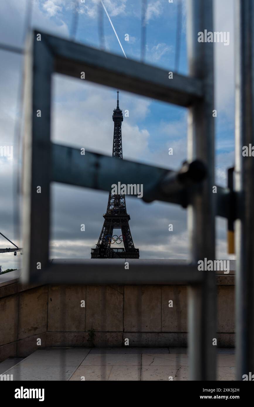 Vista della Torre Eiffel attraverso una barriera in cantiere legata ai Giochi Olimpici. Giardini del Trocadéro, Parigi, Francia, 17 giugno 2024. Foto Stock