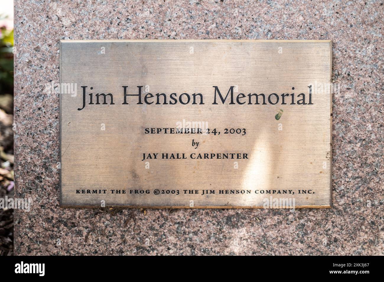 Jim Henson Memorial Statue Kermit The Frog College Park Maryland // COLLEGE PARK, Maryland, Stati Uniti - il Jim Henson Memorial presso l'Università del Maryland presenta una statua in bronzo del famoso burattinaio con la sua famosa creazione, Kermit the Frog. Henson, un ex allievo dell'Università del Maryland, è raffigurato seduto su una panchina in una posa rilassata. Il memoriale, situato fuori dalla Adele H. Stamp Student Union, onora l'eredità creativa di Henson e il suo legame con l'università. Foto Stock