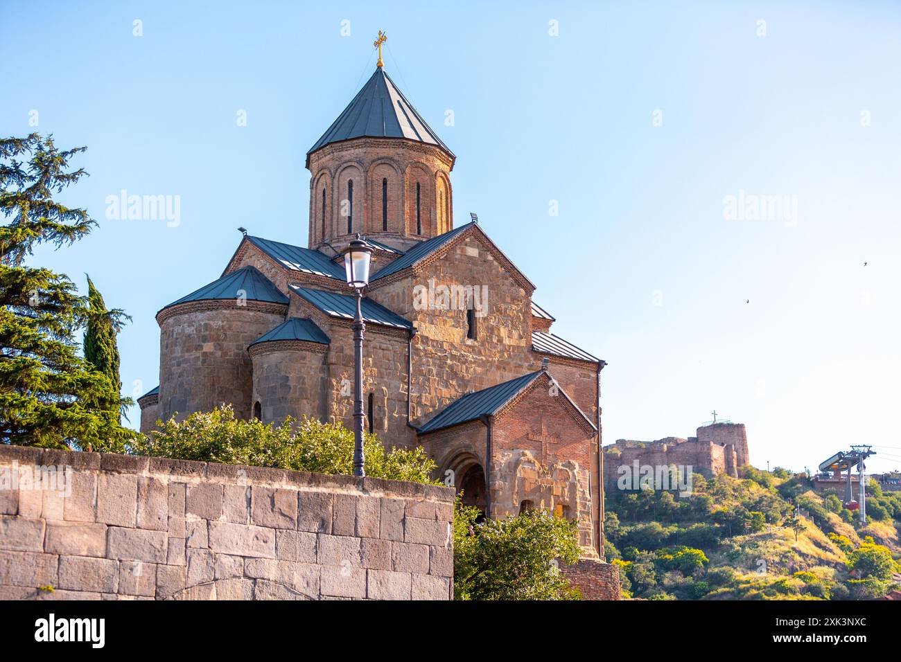 La chiesa Metekhi della Natività della madre di Dio, conosciuta semplicemente come Metekhi, è una chiesa cristiana ortodossa georgiana situata sulla riva sinistra del Foto Stock