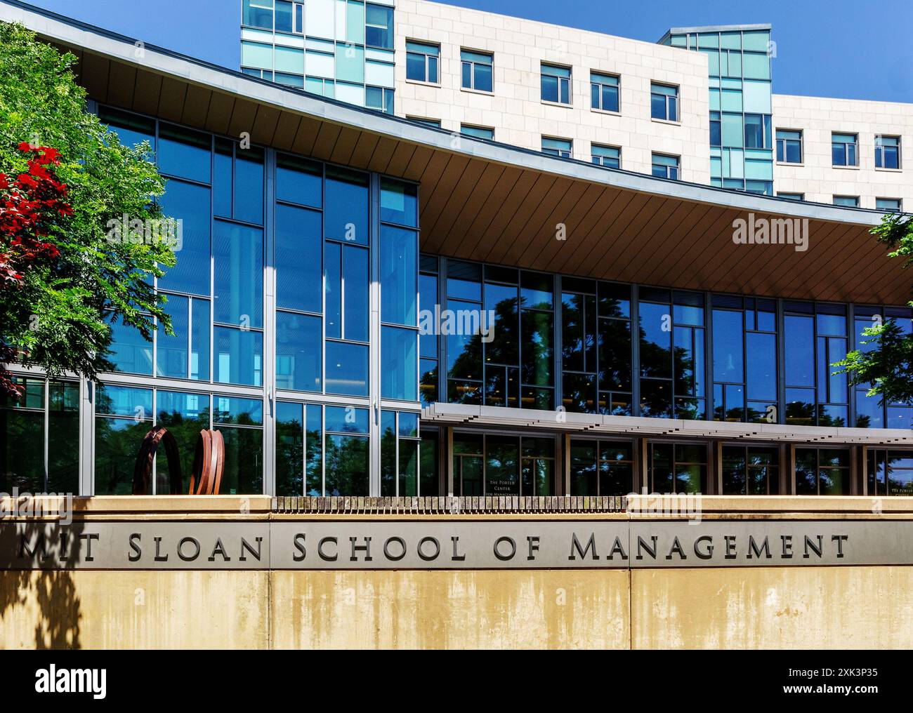 Cambridge, Massachusetts, USA - 10 luglio 2022: Il Porter Center for Management Education Building della Sloan School of Management del MIT. Foto Stock