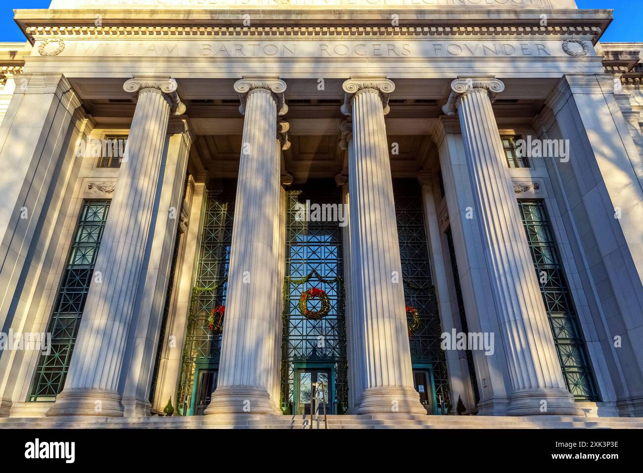 Cambridge, Massachusetts, USA - 26 dicembre 2022: Ingresso al Rogers Building 7 al 77 Massachusetts Avenue, Massachusetts Institute of Technology MIT Foto Stock