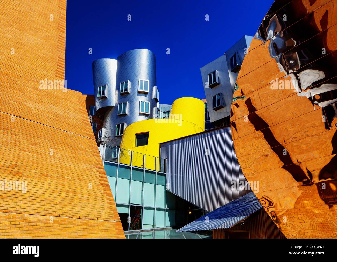 Cambridge, Massachusetts, USA - 22 febbraio 2024: Stato Center, Ray and Maria Stata Center, Massachusetts Institute of Technology MIT. Foto Stock