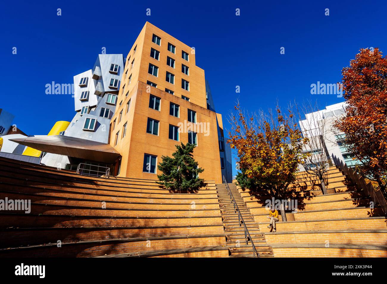 Cambridge, Massachusetts, USA - 8 novembre 2023: L'anfiteatro Dertouzos appena fuori dallo stadio Center. Massachusetts Institute of Technology MIT. Foto Stock