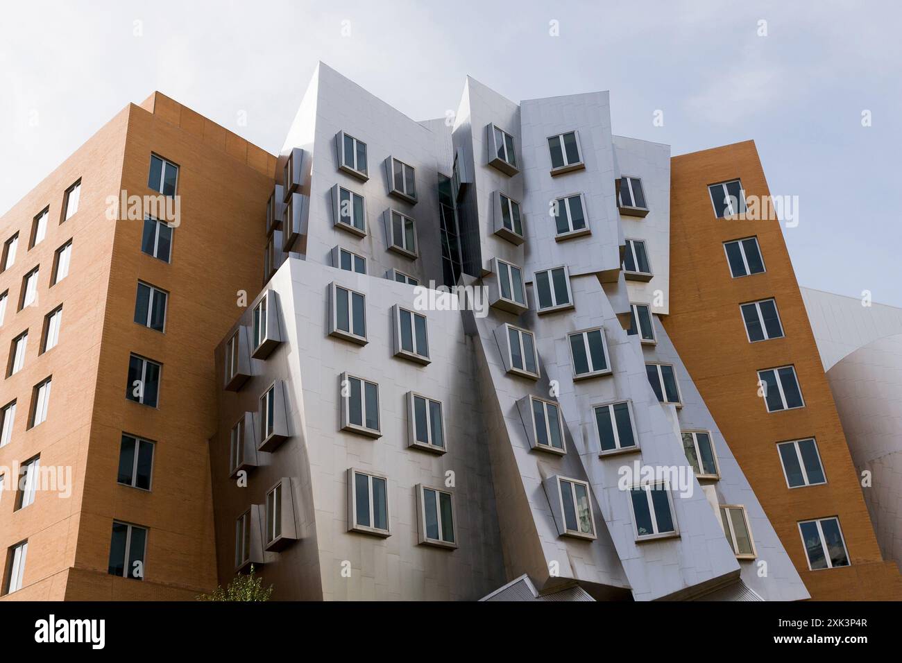 Cambridge, Massachusetts, USA - 19 agosto 2012: Stato Center nel campus del Massachusetts Institute of Technology MIT. Progettato da Frank Gehry. Foto Stock