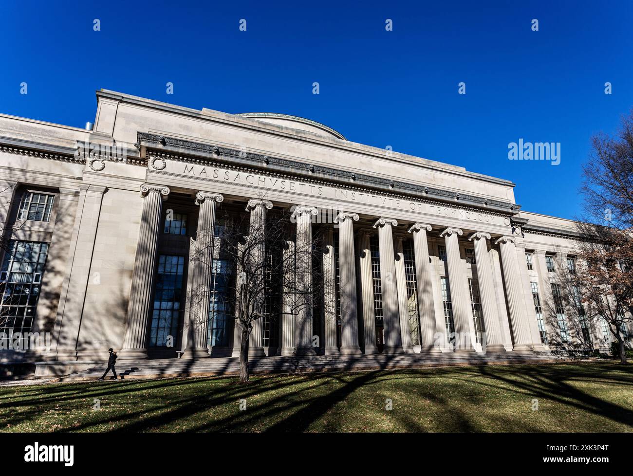 Cambridge, Massachusetts, Stati Uniti - 4 gennaio 2022: Vista dall'altra parte di Killian Court all'edificio 10 con uno studente che passa accanto. Massachusetts Institute of Tech Foto Stock