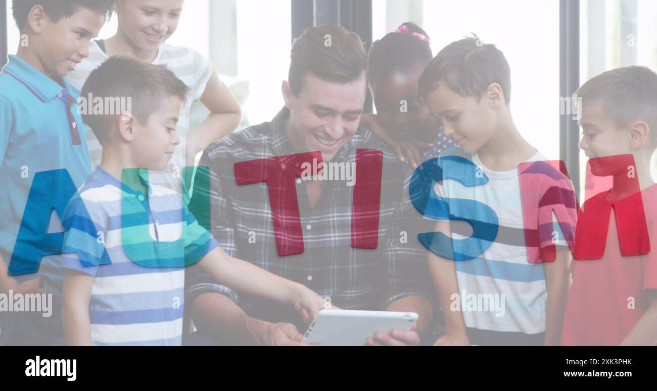 Immagine di pezzi colorati del puzzle e testo sull'autismo sui bambini delle scuole con insegnante maschile Foto Stock