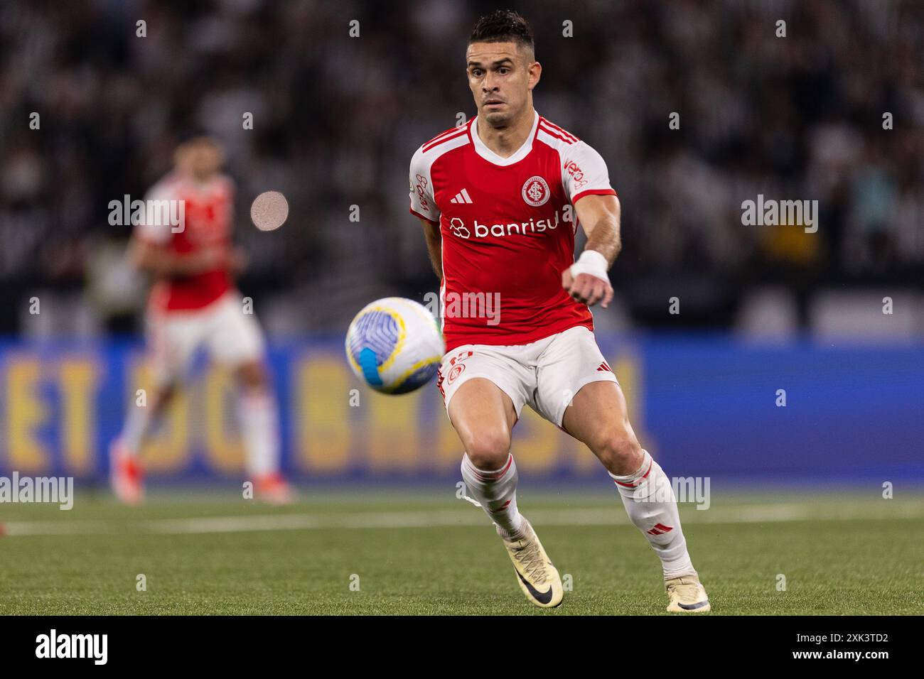 Rio De Janeiro, Brasile. 20 luglio 2024. RIO DE JANEIRO, BRASILE - 20 LUGLIO: RAFAEL SANTOS BORRÉ MAURY dell'Internacional controlla la palla durante la partita tra Botafogo e Internacional come parte di Brasileirao 2024 allo stadio Nilton Santos il 20 luglio 2024 a Rio de Janeiro, Brasile. Crediti: Ruano Carneiro/Alamy Live News Foto Stock