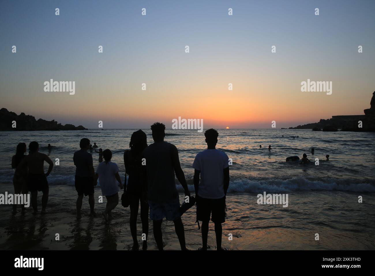 Mgarr. 20 luglio 2024. Questa foto scattata il 20 luglio 2024 mostra lo scenario del tramonto sulla Riviera Beach a Mgarr, Malta. Crediti: Chen Wenxian/Xinhua/Alamy Live News Foto Stock