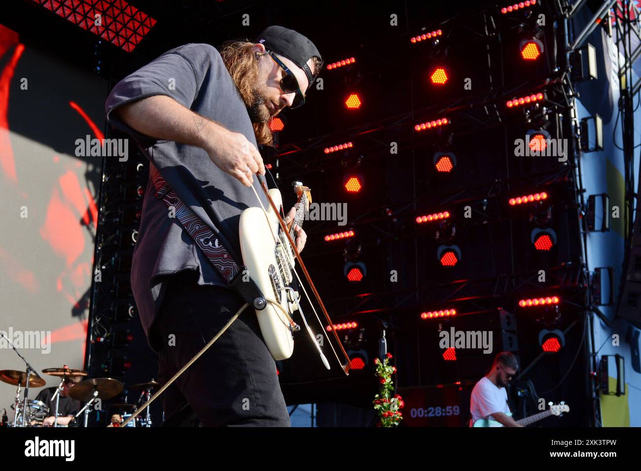 Kiev, Ucraina. 20 luglio 2024. Chitarrista visto durante il festival musicale Atlas United 2024. Insieme alla piattaforma di raccolta fondi UNITED24, gli organizzatori del festival sperano di raccogliere 100 milioni di UAH (Hryvnias ucraine) o circa 2,41 milioni di dollari per l'acquisto di droni. In vista della guerra in corso in Ucraina, gli organizzatori hanno fornito ai visitatori grandi rifugi antiaerei. Credito: SOPA Images Limited/Alamy Live News Foto Stock