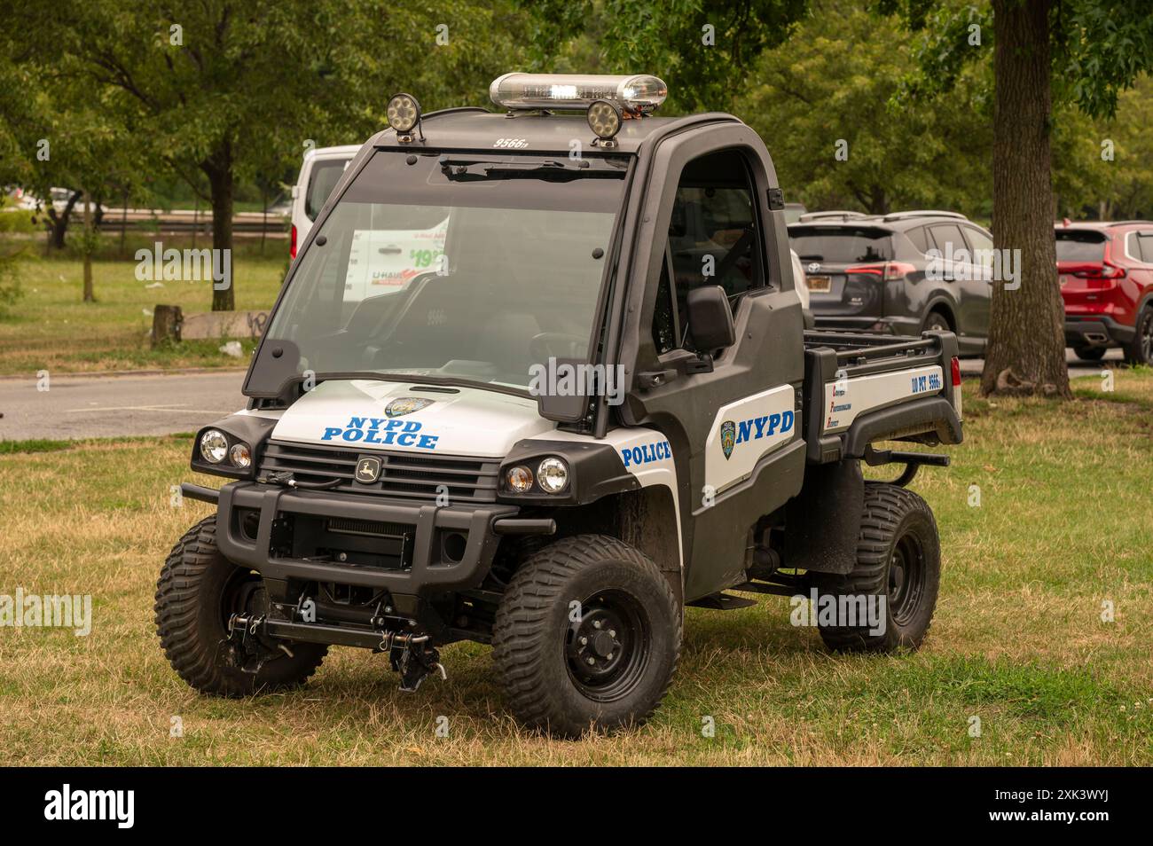 New York, Stati Uniti. 20 luglio 2024. Un veicolo utilitario John Deere Gator della polizia di New York, UTV fianco a fianco, visto durante l'evento annuale Independent Drivers Guild driver Appreciation Day al Corona Park nel quartiere di Corona nel Queens. Credito: SOPA Images Limited/Alamy Live News Foto Stock