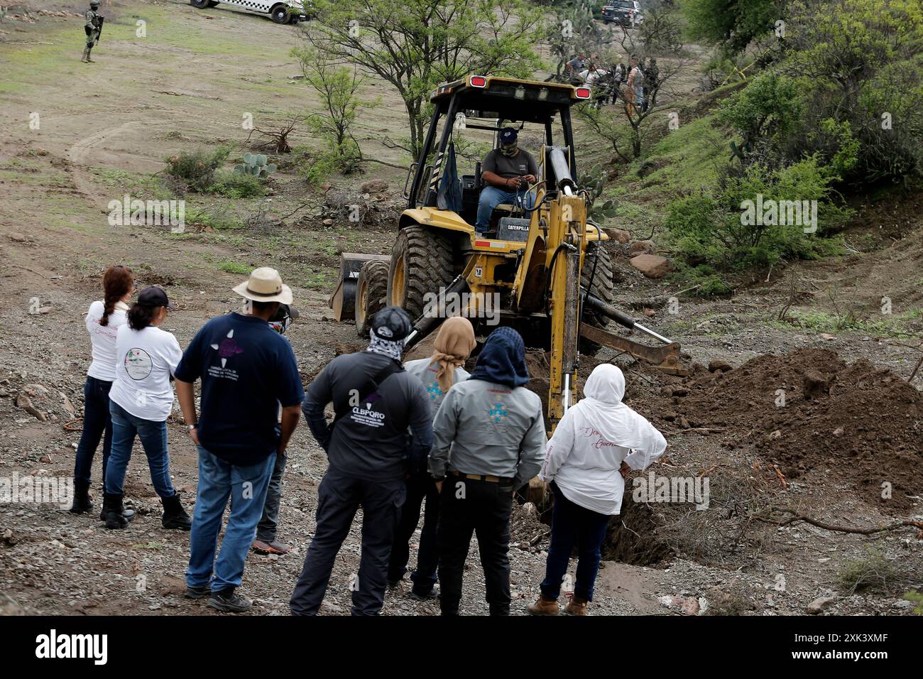 Queretaro, Messico. 19 luglio 2024. Attivisti e membri del Comision Nacional de Busqueda osservano uno scavo. Durante un giorno di ricerca, il collettivo Desaparecidos Querétaro ha piazzato una croce che simboleggia la pace su una proprietà nella comunità di Santa Barbara de la Cueva, nel comune di San Juan del Río, Querétaro, dove sono stati precedentemente trovati 3 corpi. Sono già stati identificati. Anche i canini della Guardia Nazionale parteciparono alla ricerca. (Foto di Cesar Gomez/SOPA Images/Sipa USA) credito: SIPA USA/Alamy Live News Foto Stock