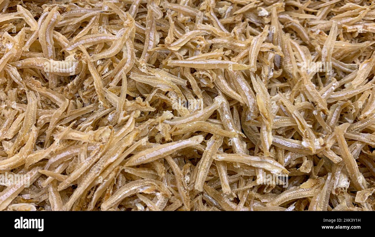 Vista dall'alto delle acciughe esposte nel supermercato. Cucina a base di pesce Foto Stock