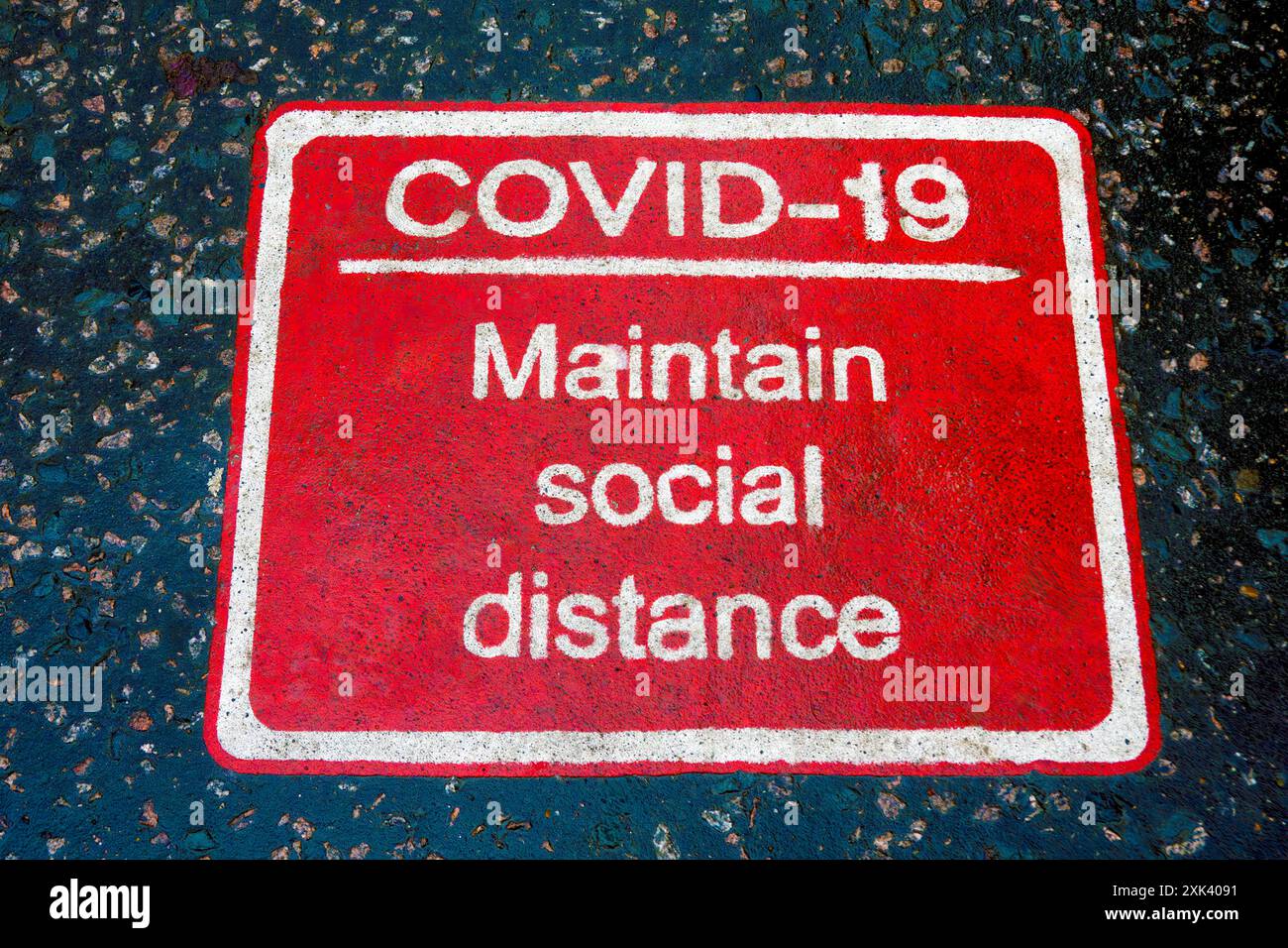 Avviso di distanza di sicurezza COVID-19 Foto Stock